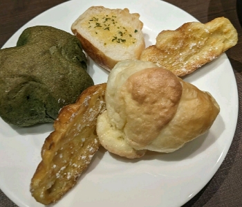 鎌倉パスタ（カラフルタウン岐阜店）のパン盛り合わせ