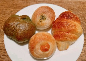 鎌倉パスタ（アクアウォーク大垣店）のパン盛り合わせ