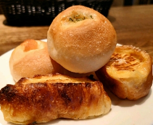 鎌倉パスタ（アクアウォーク大垣店）のパン盛り合わせ