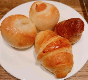 鎌倉パスタ（アクアウォーク大垣店）のパン盛り合わせ