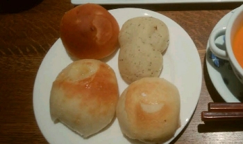 鎌倉パスタ（アクアウォーク大垣店）のパン盛り合わせ