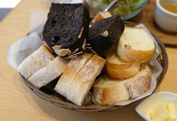 Le lupin bleu ル・ルパン・ブルーのパン盛り合わせ