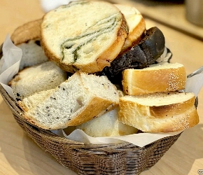 Le lupin bleu ル・ルパン・ブルーのパン盛り合わせ