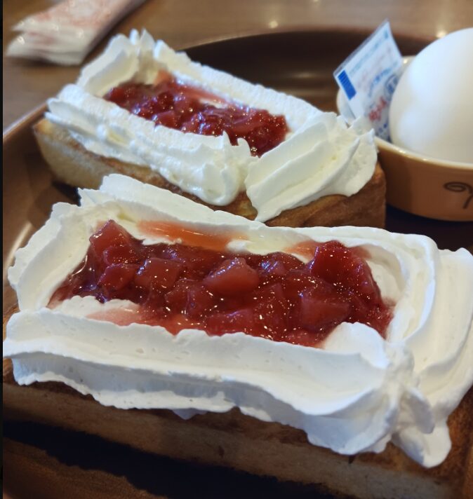 びっくりドンキーのモーニングメニューのイチゴホイップトーストの画像