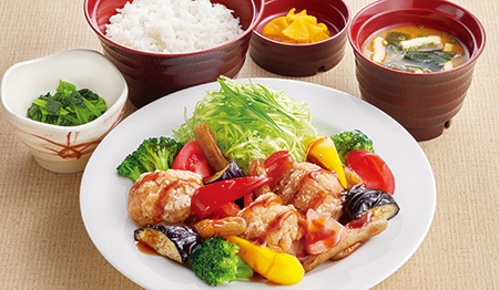 ジョイフルの彩り野菜と若鶏の黒酢あんかけ定食