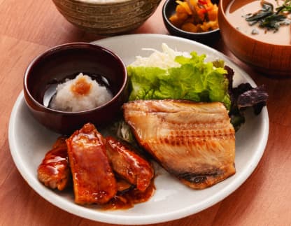 宮本むなしのしまほっけと甘辛チキンステーキ定食