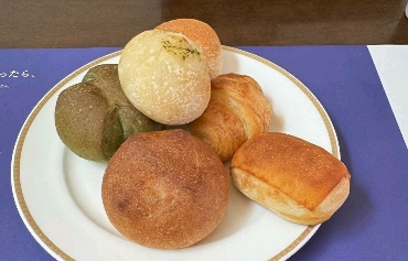 ベーカリーレストランサンマルク 松戸常盤平店の食べ放題のパン盛り合わせ