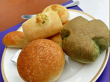 ベーカリーレストランサンマルク 松戸常盤平店の食べ放題のパン盛り合わせ