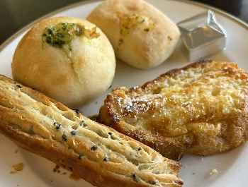 ベーカリーレストランサンマルク 松戸常盤平店の食べ放題のパン盛り合わせ