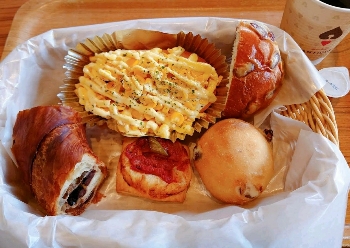 ハートブレッドアンティーク 千葉茂原店の食べ放題のパン盛り合わせ