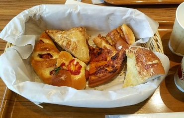 ハートブレッドアンティーク 千葉茂原店の食べ放題のパン盛り合わせ