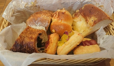 ハートブレッドアンティーク 千葉茂原店の食べ放題のパン盛り合わせ