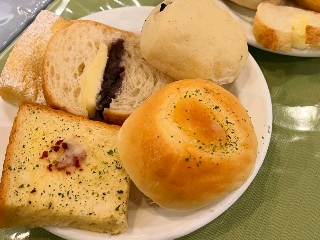 マカロニ市場 松戸店の食べ放題のパン盛り合わせ