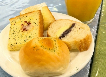 マカロニ市場 松戸店の食べ放題のパン盛り合わせ