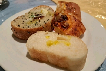 マカロニ市場 松戸店の食べ放題のパン盛り合わせ