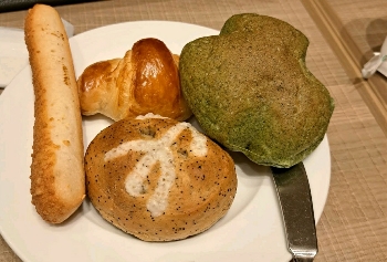 ブレッドガーデン アリオ蘇我店の食べ放題のパン盛り合わせ