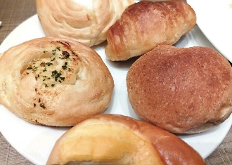 ブレッドガーデン アリオ蘇我店の食べ放題のパン盛り合わせ