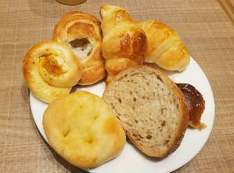 ブレッドガーデン アリオ蘇我店の食べ放題のパン盛り合わせ