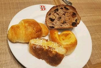 ブレッドガーデン アリオ蘇我店の食べ放題のパン盛り合わせ