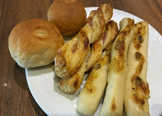 BISTRO309 ららぽーと柏の葉店の食べ放題のパン盛り合わせ