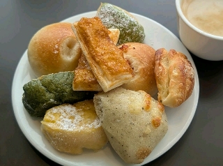 BISTRO309 ららぽーと柏の葉店の食べ放題のパン盛り合わせ