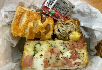 BOULANGERIE LEBENKEI ビッグホップガーデンモール印西店の食べ放題のパン盛り合わせ