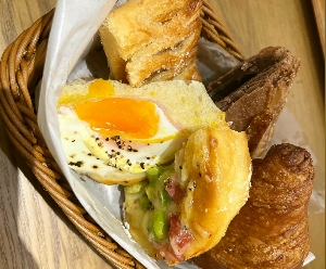 BOULANGERIE LEBENKEI ビッグホップガーデンモール印西店の食べ放題のパン盛り合わせ