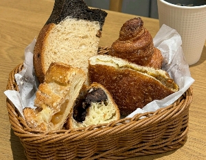 BOULANGERIE LEBENKEI ビッグホップガーデンモール印西店の食べ放題のパン盛り合わせ