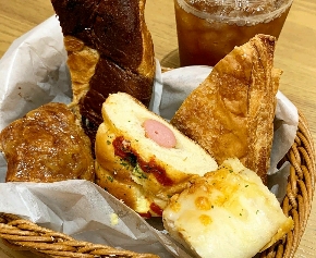 BOULANGERIE LEBENKEI ビッグホップガーデンモール印西店の食べ放題のパン盛り合わせ
