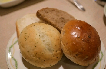 洋食レストラン ヤマザキの食べ放題のパン盛り合わせ