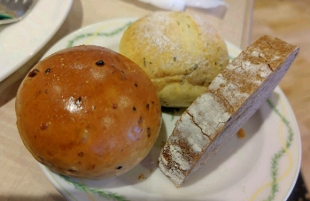 洋食レストラン ヤマザキの食べ放題のパン盛り合わせ