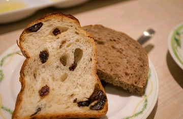 洋食レストラン ヤマザキの食べ放題のパン盛り合わせ