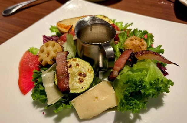 ベーカリーレストランサンマルク イオンモール幕張新都心店の厚切りベーコンと彩り野菜のサラダ