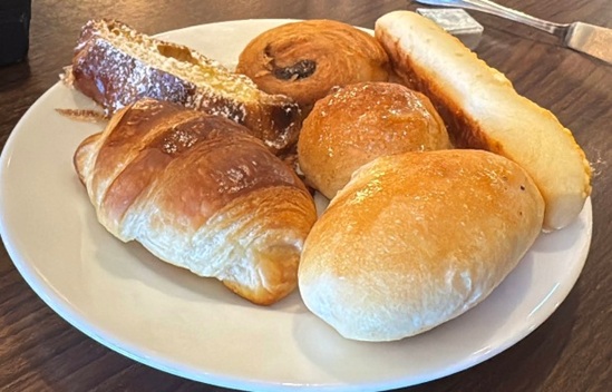 ベーカリーレストランサンマルク イオンモール幕張新都心店の食べ放題のパン盛り合わせ