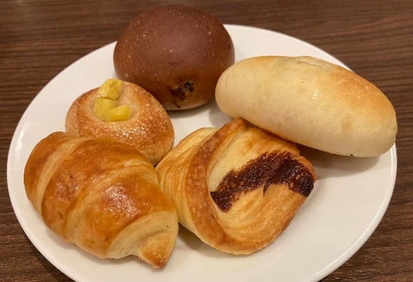 ベーカリーレストランサンマルク イオンモール幕張新都心店の食べ放題のパン盛り合わせ