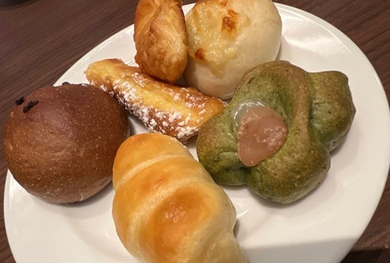 ベーカリーレストランサンマルク イオンモール幕張新都心店の食べ放題のパン盛り合わせ