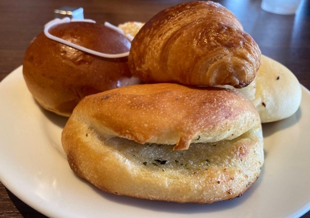 ベーカリーレストランサンマルク イオンモール幕張新都心店の食べ放題のパン盛り合わせ